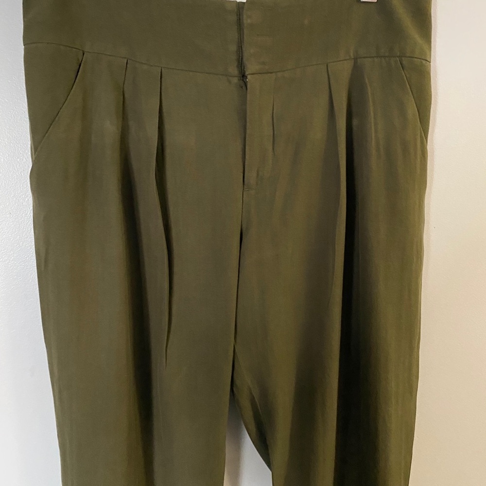 Anthropologie / Coquille olive capris pants